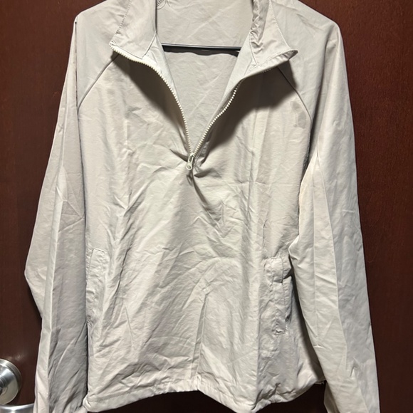 Dresses/jumpsuits/windbreaker also have more stuff - Picture 4 of 9